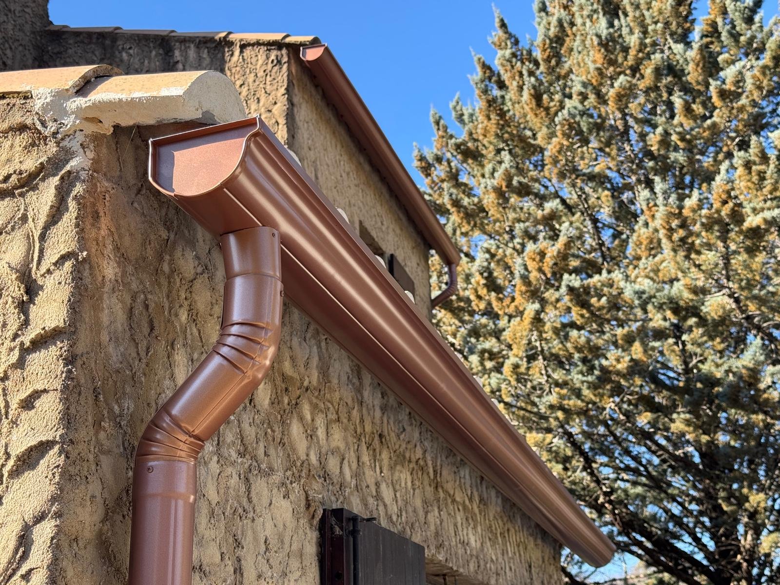 Installation de gouttières en aluminium