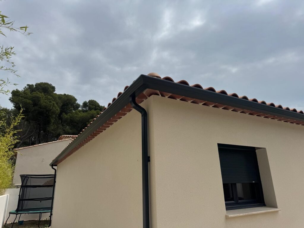 Fabrication et pose de gouttières en aluminium forme trapèze à Redessan proche de Manduel