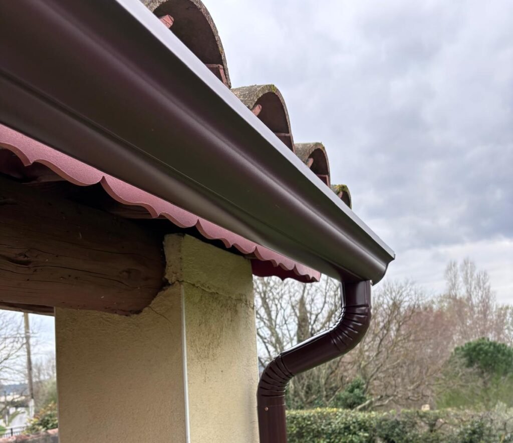 Pose de gouttières aluminium demi-rondes marron à Saint-Remy-de-Provence dans les Bouches-du-Rhône