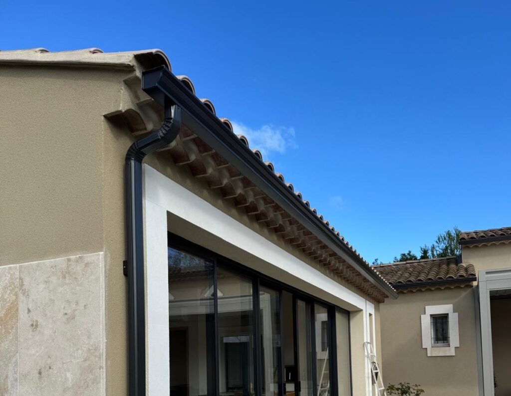 Fabrication et pose de gouttières en aluminium à Bezouce proche de Saint-Gervasy