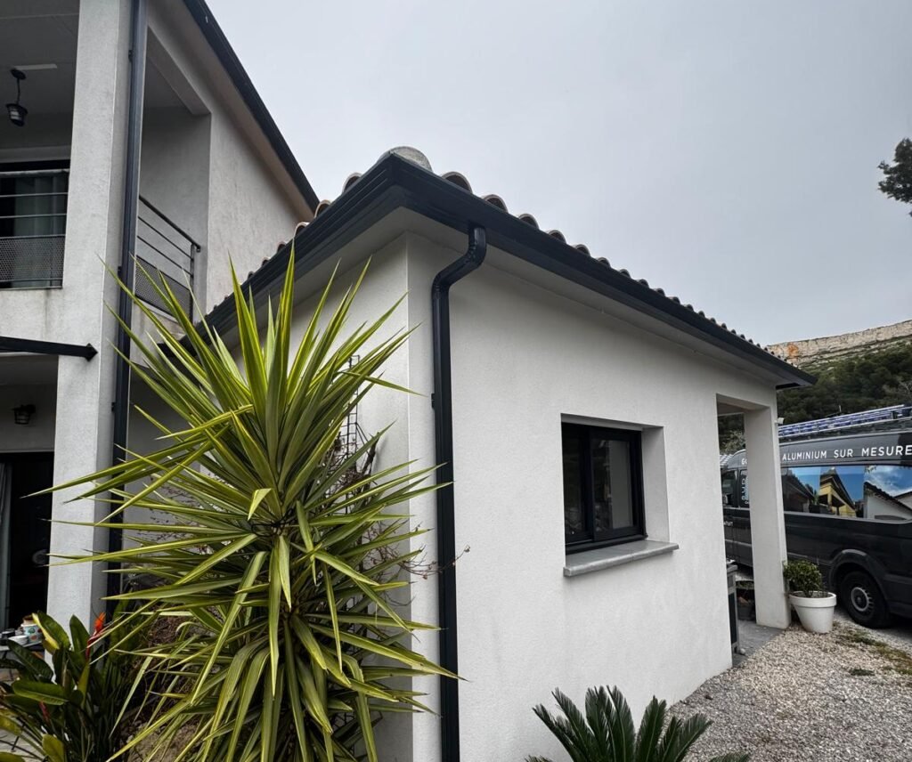 Pose de gouttières moderne en alu de couleur anthracite sur mesure à Maillane